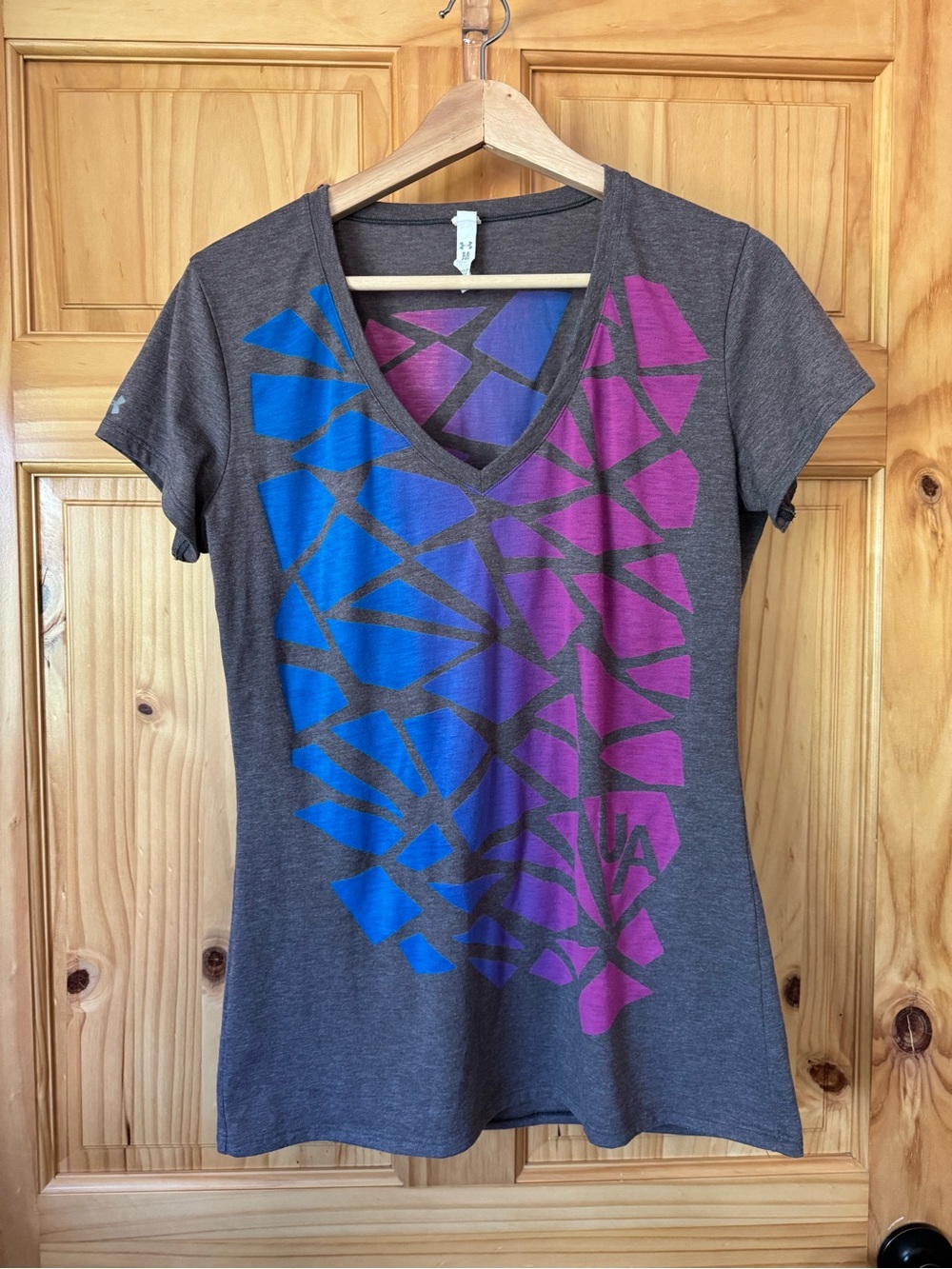 Under Armour Gray Blue Purple Graphic V-Neck T-shirt size medium